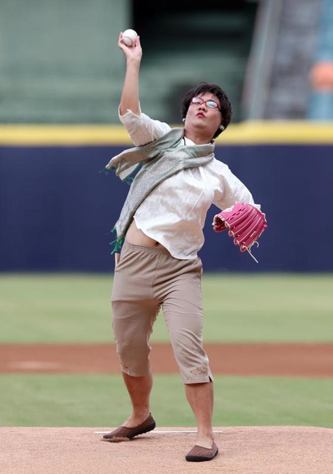 网红阿翰扮演「廖丽芳」帮富邦和将开球。（中央社）