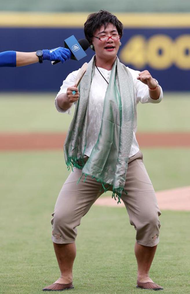 网红阿翰扮演「廖丽芳」帮富邦和将开球。（中央社）