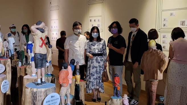 艺术家陈廷晋4日在屏东美术馆举办个展《背影学—内在的他者》，以百群人的背影，呈现各种故事。（谢佳潾摄）