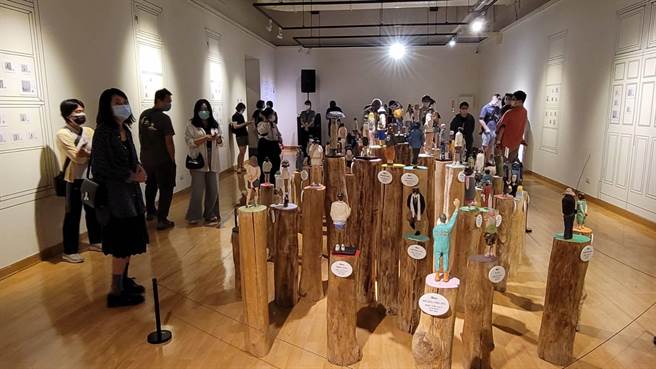 艺术家陈廷晋4日在屏东美术馆举办个展《背影学—内在的他者》，以百群人的背影，呈现各种故事。（谢佳潾摄）