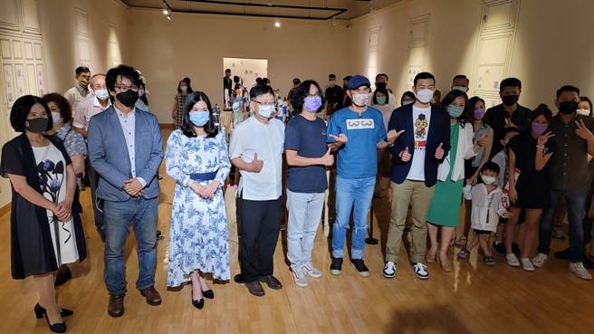 艺术家陈廷晋4日在屏东美术馆举办个展《背影学—内在的他者》，以百群人的背影，呈现各种故事。（谢佳潾摄）