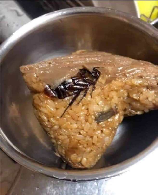 先前也有另名网友在爆笑公社分享，他蒸完肉粽发现1只蟑螂就镶在糯米里，崩溃喊「我是要一颗正常口味的肉粽！不是要一颗高蛋白肉粽好吗？」（翻摄自脸书社团「爆废公社公开版」）