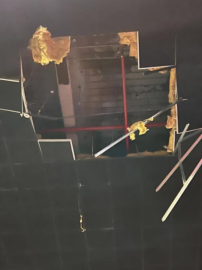  高雄大远百威秀影城IMAX影厅4日电影放映途中，天花板突然掉落，所幸无人受伤。初步研判是因上方骨架锈蚀导致，因事涉公共安全，高雄市政府将依法开罚新台币6万元。（图/ 中央社）