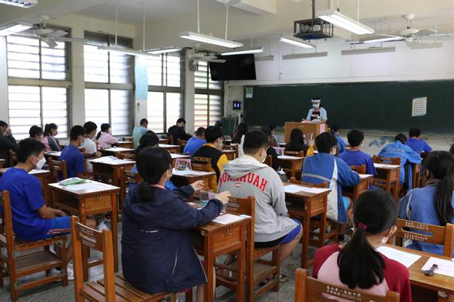 國中教育會考補考今(4)日舉行，全國共計有4301名考生參加考試，整體試場情況良好。(教育部提供／李侑珊台北傳真)