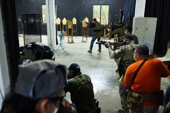 俄烏戰爭也讓許多不曾摸過槍、上過膛的台灣人決定採取行動。(圖/路透社)
