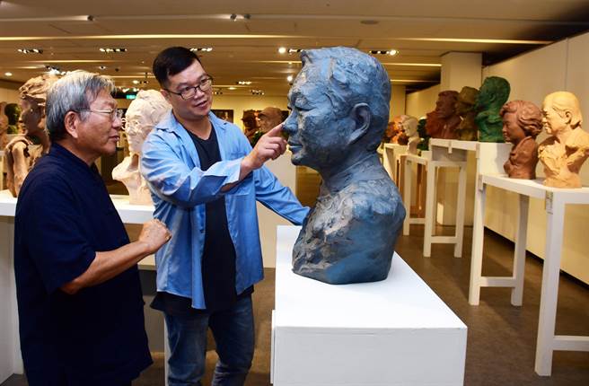 台东书画名家林永发（左），仔细端详田文笔（右）为他创作的雕塑肖像。（庄哲权摄）