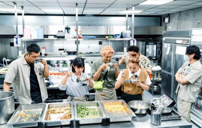 大家对员工餐讚不绝口。（TVBS提供）