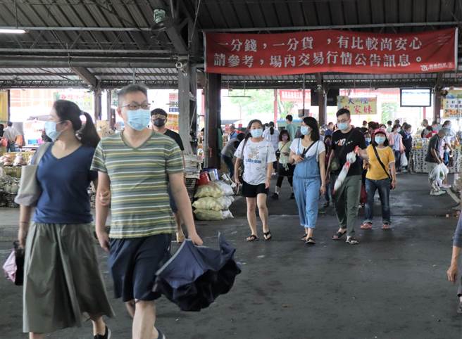 端午连假期间，玉井青果市场出现大量人潮，4日游客人数比端午节当天多，人潮几乎是去年发布疫情三级警戒以来最多的一天。（刘秀芬摄）