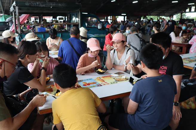 端午连假期间，玉井青果市场出现大量人潮，4日游客人数比端午节当天多，人潮几乎是去年发布疫情三级警戒以来最多的一天。（刘秀芬摄）