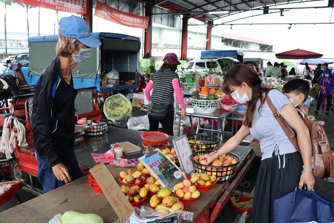 端午连假期间，玉井青果市场出现大量人潮，4日游客人数比端午节当天多，人潮几乎是去年发布疫情三级警戒以来最多的一天。（刘秀芬摄）