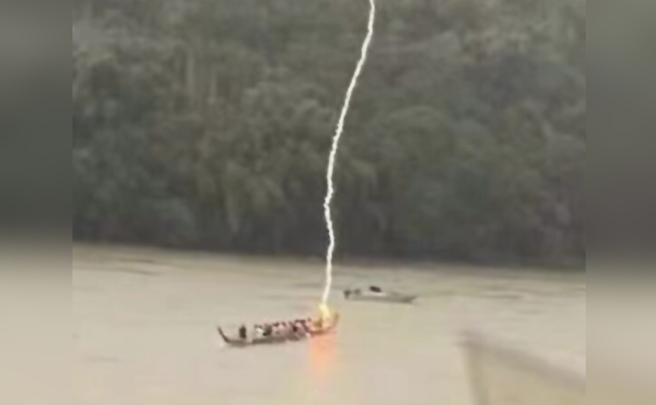 湖南一艘龙舟在端午节当天被雷劈中。（图／翻摄自微博）
