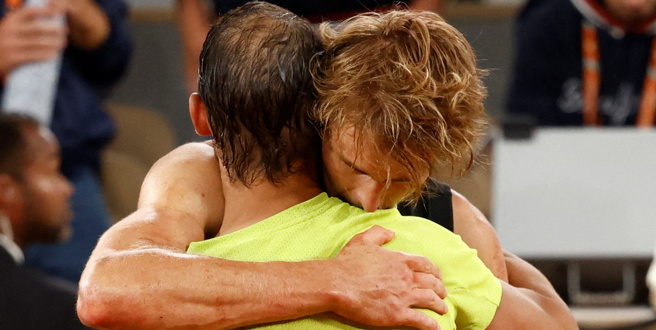 昨天纳达尔与伤退的小祖维瑞夫拥抱(路透社资料照)