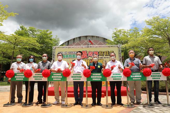 嘉义县政府在国道三号古坑服务区开设嘉义县物产馆，今天剪彩开幕。（张亦惠摄）