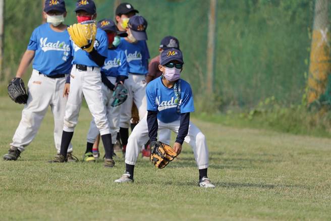 台南市麻豆區一群熱愛棒球運動的家長與小孩組成柚城棒球隊，帶動麻豆運動風氣。(林珍琴提供／劉秀芬台南傳真)