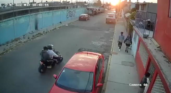 一对情侣走在街上时突遇抢匪，没想到男友接下来的举动让另一半瞬间心碎。（图／翻摄自推特）