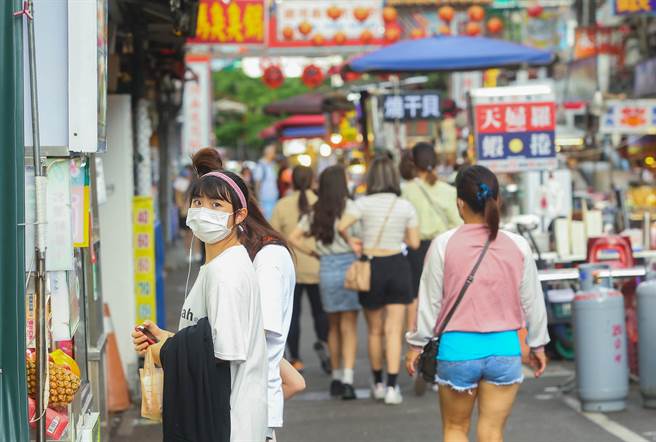 端午连假期间，儘管新型冠肺炎疫情仍在蔓延，但台北市室外景点还是出现不少民眾出游，饶河街观光夜市的摊贩才刚准备营业，就有不少消费者前来。（粘耿豪摄）