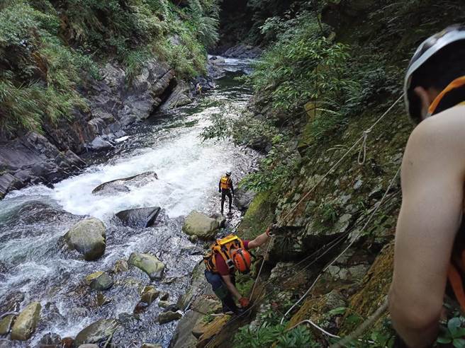 一对夫妻前往四陵温泉泡汤，妻子在渡溪时遭水流冲走并受困，消防人员上山救援。（桃消防第四大队提供／蔡明亘桃园传真）