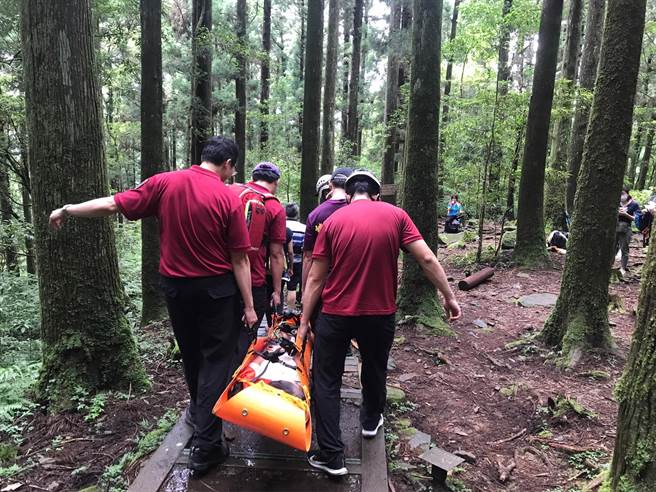东眼山步道一名妇女体力透支报案求助，消防人员协助搬运送医。（桃消防第四大队提供／蔡明亘桃园传真）