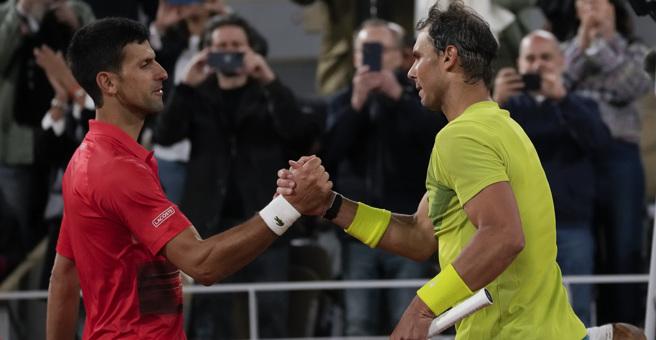 乔柯维奇与纳达尔在法网8强交手画面(美联社资料照)