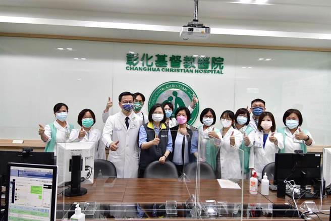 总统蔡英文今天(4日)造访彰基，与院长陈穆宽和护理师开心合照，未料下午就爆出「白色巨塔风暴」。(吴建辉摄)