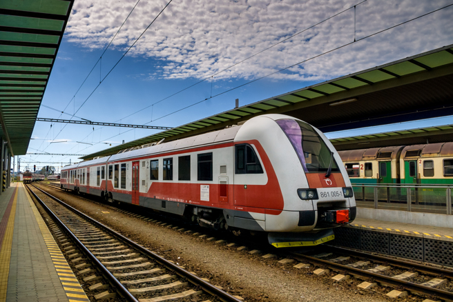 斯洛伐克警方表示，境内发生一辆火车头撞上一列静止载客列车的意外事故。图为示意图，并非当事列车。（达志影像／shutterstock）