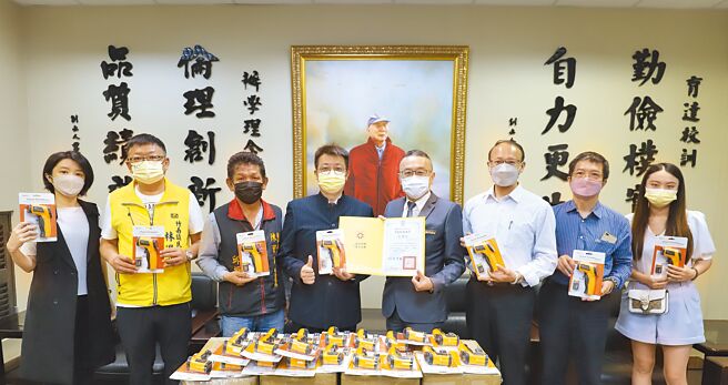 育达科大校友钰林医药生技公司董事长林泉宗（左四）捐赠产业级食品、装置测温仪290支回馈母校，黄荣鹏校长（左五）回赠感谢状及纪念品后，与贵宾及参加与会师生代表合影。图／育达科大提供