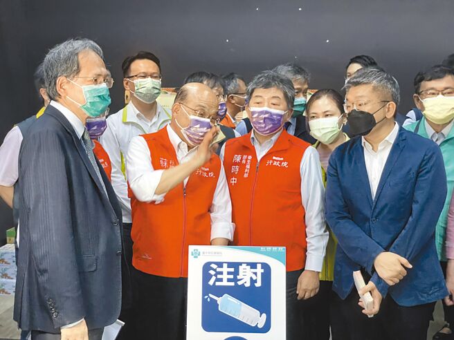 行政院长苏贞昌（前左二）3日到台中视察儿童疫苗大型接种站。（台中荣民总医院提供）