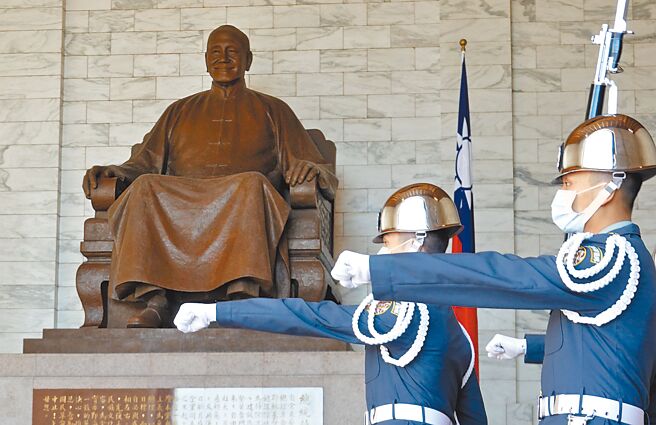 促轉會於5月31日關門，4年來不斷提出拆兩蔣銅像議題，但在中央機關轄下共計576處只處理65個，處置率1成1，暴露出政府機關的「促轉矛盾」。圖為中正紀念堂大廳內前總統蔣中正銅像。（本報資料照片）