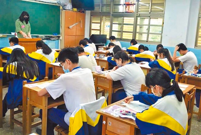国中教育会考补考今起连续2天举行。图为5月会考新北考场考生应试情形。