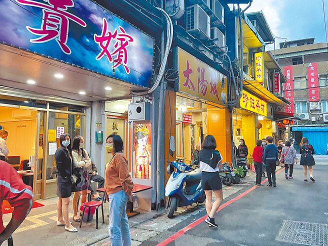 去年11月中位于万华茶室街店家开灯復业，受疫情持续影响，万华阿公店生意掉3成以上，业者咬牙苦撑。（本报资料照片）