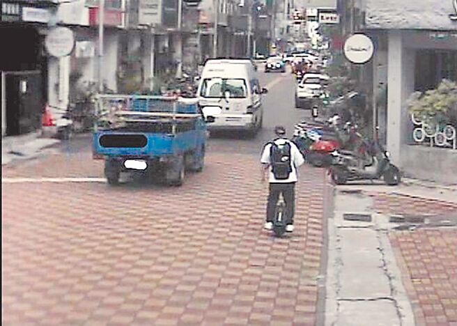 从花莲外役监脱逃2年多的殷世翰，因骑电动平衡车摔断手冒名就医遭逮。(翻摄照片／林郁平台北传真)