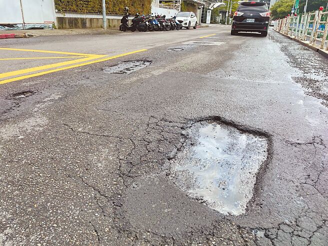 台北市议员李明贤质疑，台北市10大烂路，有9条都在内湖、南港区。（李明贤提供／杨亚璇台北传真）