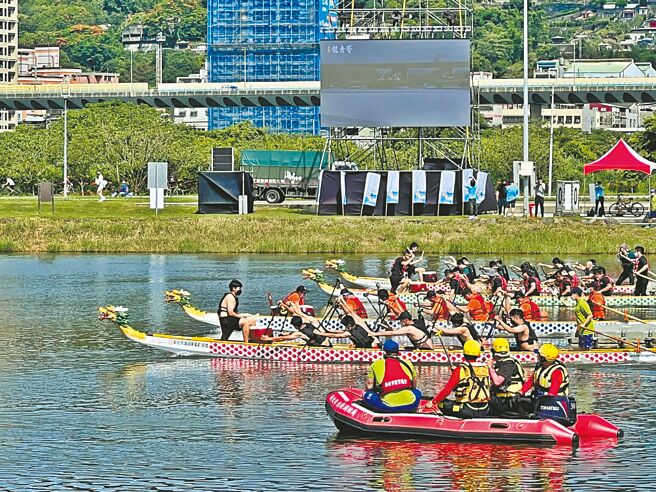 新北市议长杯第12届龙舟锦标赛昨登场，现场艷阳高照，参赛选手拿出真本事朝终点迈进，画面相当热血壮观。（李奇叡摄）