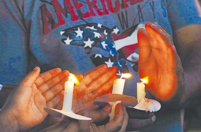 5月29日，在美国德州尤瓦尔迪的城市广场，市民为洛伯小学枪击案受难者枪击守夜。（新华社）