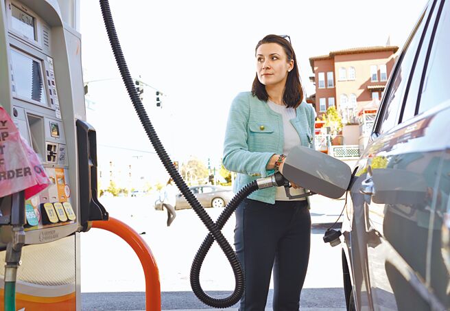 美國各州每加侖平均油價於3日繼續創下史上新高，達到每加侖4.761美元。圖為5月一位加州車主為車輛加油。（中新社）