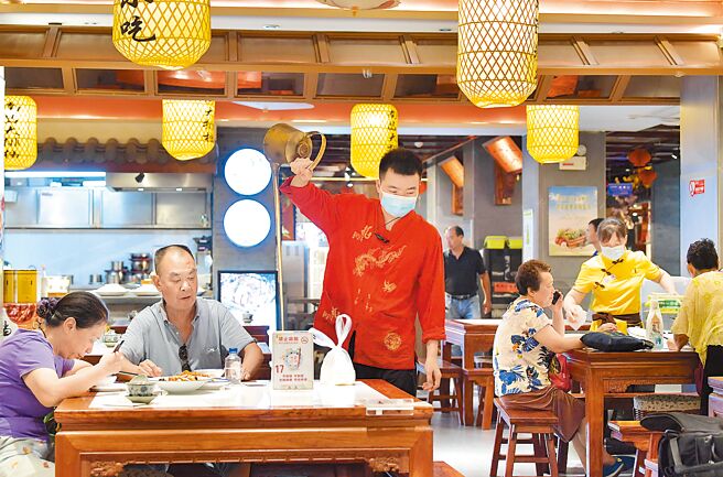 大陆银保监会下发通知要求银行业，适当提高对餐旅行业不良贷款容忍度，及时满足因疫遇困行业企业合理有效信贷需求。图为江西南昌的一家餐厅。（新华社）