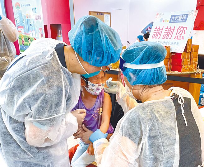 新竹县在端午节当天举办儿童BNT疫苗专案施打，有小朋友害怕得闭上眼睛。（新竹县政府提供／邱立雅竹县传真）