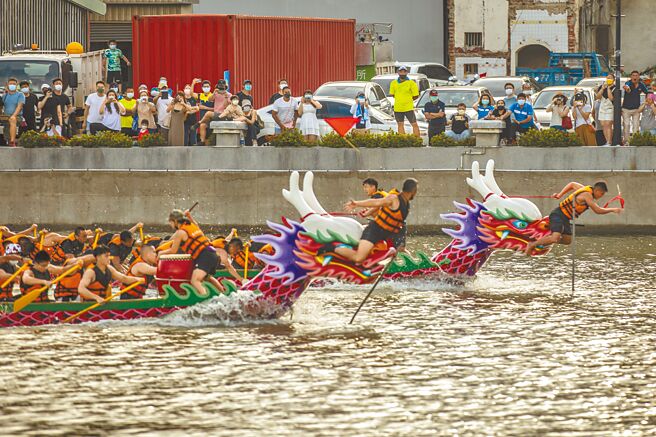 2022新竹县长杯龙舟赛公开组决赛竞争激烈，新竹县消防局（上）以0.007秒之差，败给先夺标的湖口青工队（下）。（罗浚滨摄）