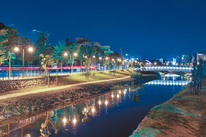 夜晚的鹿港溪，在灯光映照下，别有风情。（彰化县政府提供／吴敏菁彰化传真）