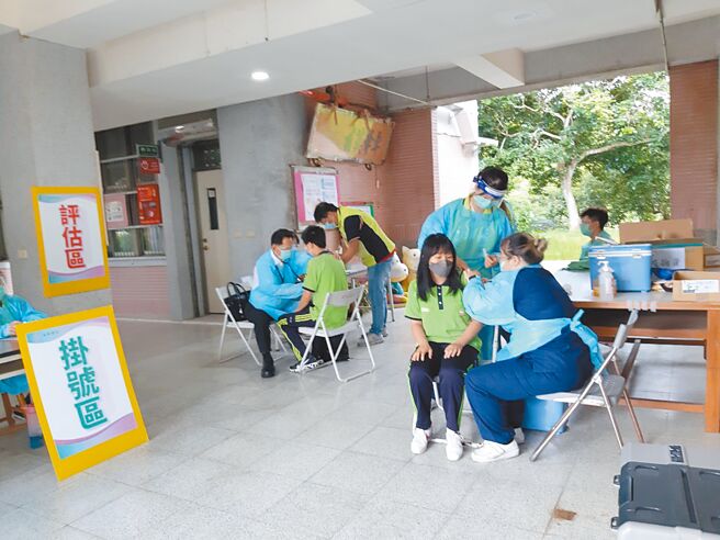 南投縣近日積極展開兒童BNT及青少年BNT校園集中接種作業。（南投縣政府提供／馮惠宜南投傳真）