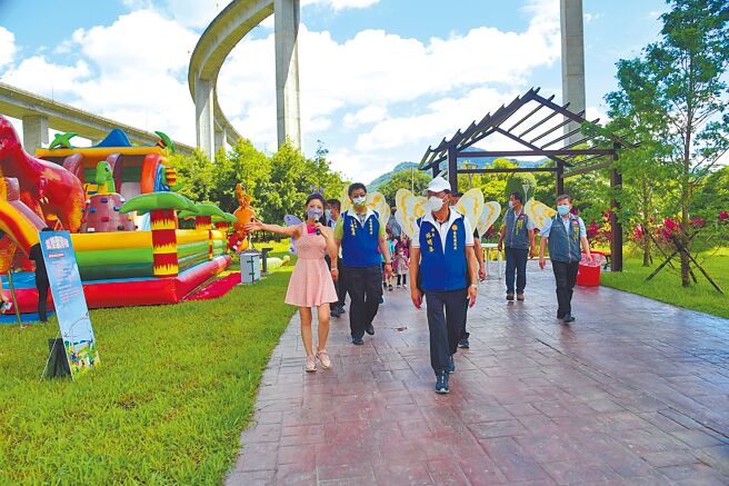 位于国道6号国姓交流道下的「桥耸云天绿雕园区」，端午连假推出「蝶舞奇幻乐园」亲子活动。（南投县政府提供／冯惠宜南投传真）