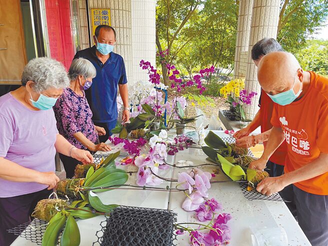 台湾兰花产销发展协会首次于今年举办「绿手指养成班」，广邀在地社区志工参加，让兰展花卉继续「遍地开花」。（白河区公所提供／张毓翎台南传真）