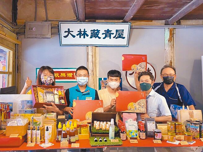 嘉义县大林镇在地创生团体「大林好」搜罗在地特产，以故宫名画作为包装，并在故宫南院内贩售。（人发所提供／张亦惠嘉县传真）