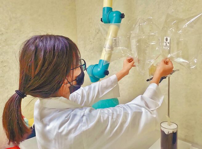 高市環保局「異味汙染物官能測定室」擁有15名專業聞臭師，從稽查、採樣到檢測判定，一條龍迅速處理，今年1至5月共處理48件陳情稽查採樣案，開出423萬元罰單。（高市環保局提供／袁庭堯高雄傳真）