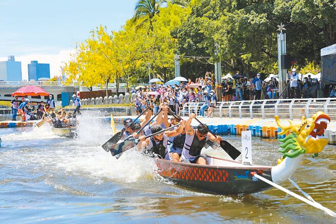 2022高雄爱河端午龙舟嘉年华睽违2年后，3日盛大开幕。（高市运发局提供／柯宗纬高雄传真）