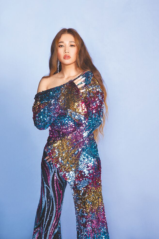 A-Lin近日釋出新歌MV，身穿華麗訂製亮片禮服，十分吸睛。（索尼音樂提供）