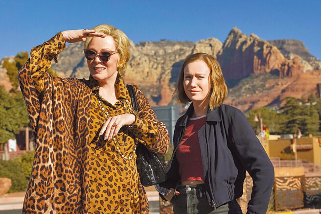 珍史玛特（左）与汉娜爱宾德间的「暗黑师徒关系」在《天后与草莓》第2季中持续展开。（HBO GO提供）