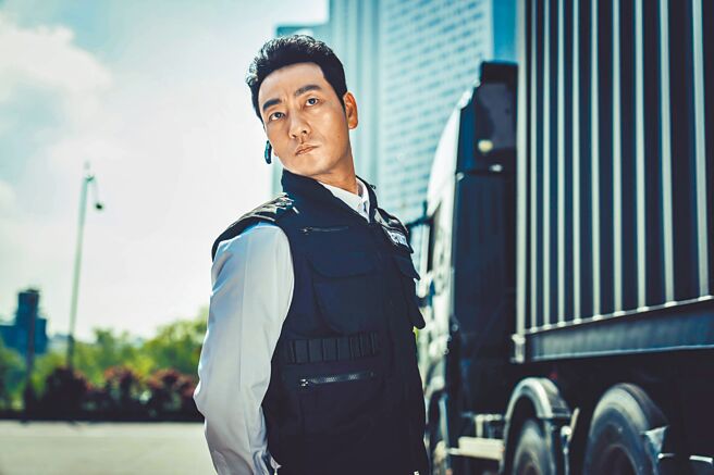 朴海秀在《紙房子：韓國篇》中飾演將人質依照南北韓區分的現場指揮官「柏林」。（Netflix提供）