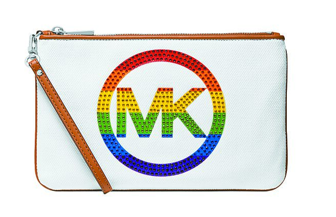 Michael Kors彩虹Logo手拿包，5900元。（Michael Kors提供）