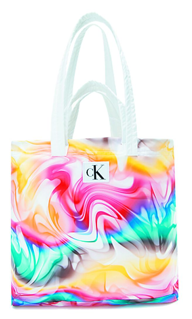 Calvin Klein Pride系列彩虹渲染双面托特包，3980元。（Calvin Klein提供）